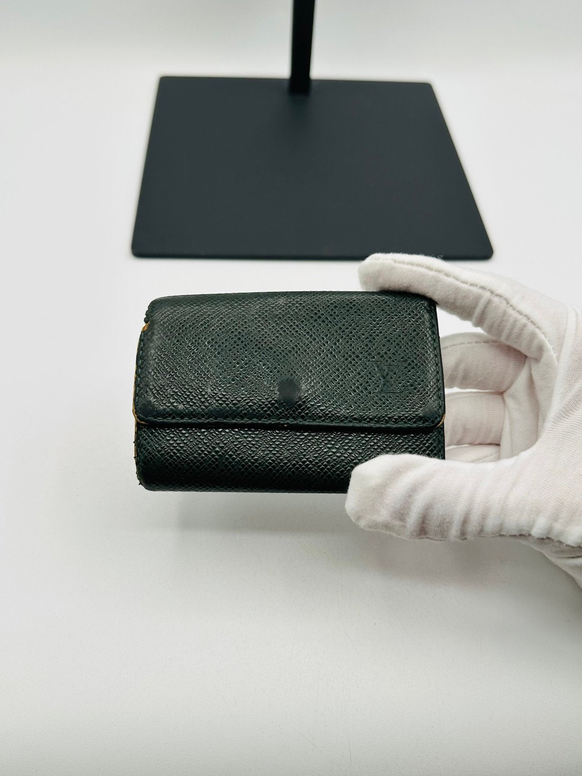 Pre-Owned Louis Vuitton Compact Taiga Wallet