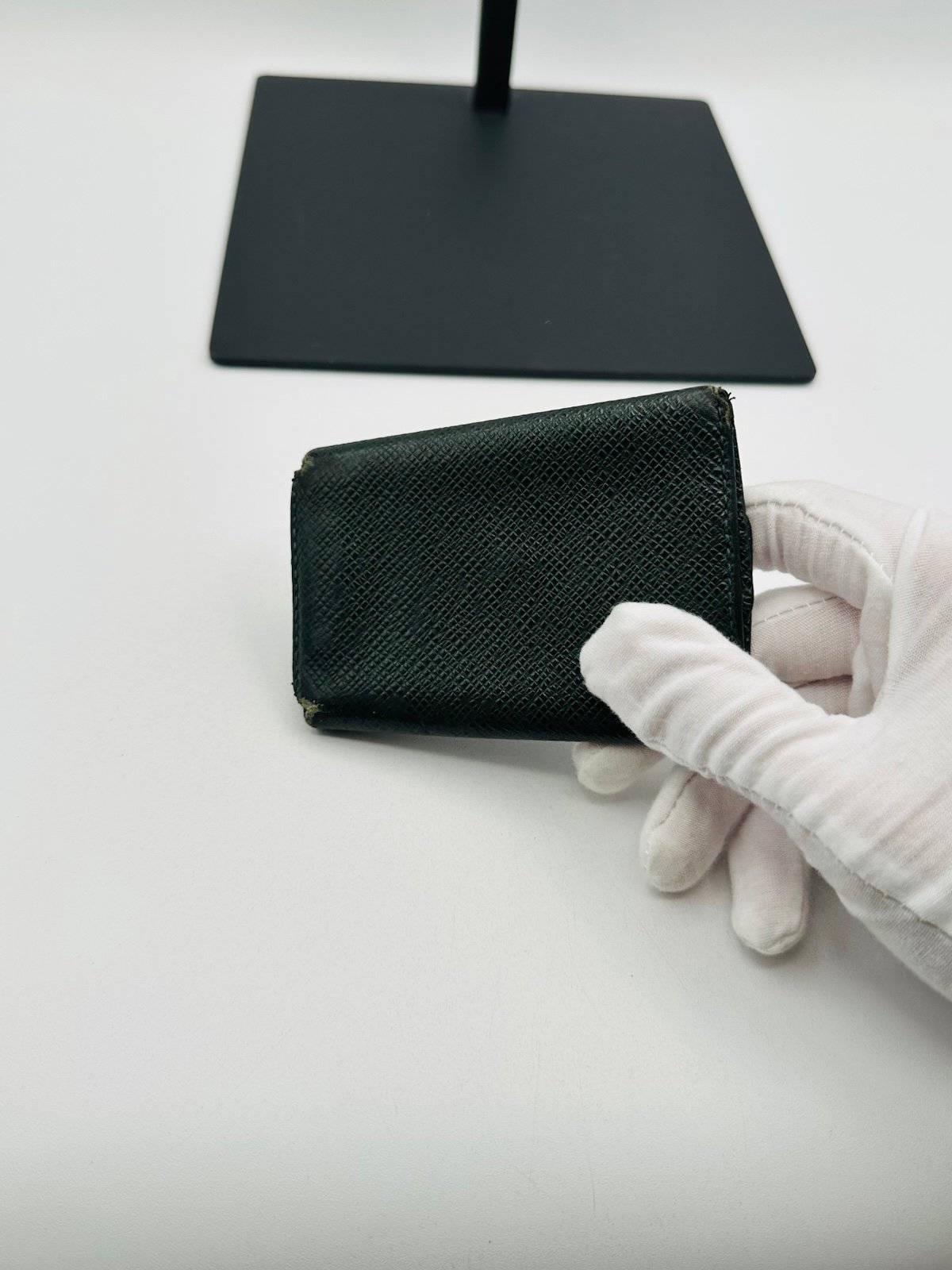 Pre-Owned Louis Vuitton Compact Taiga Wallet
