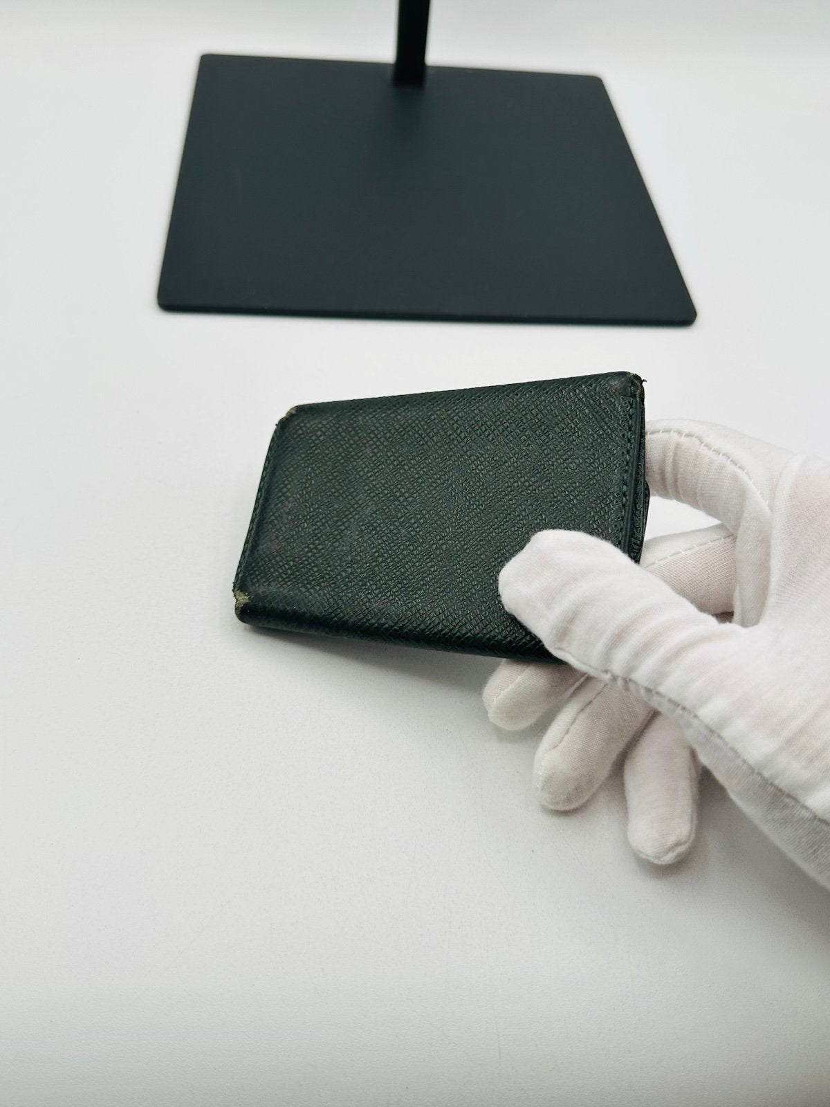 Pre-Owned Louis Vuitton Compact Taiga Wallet
