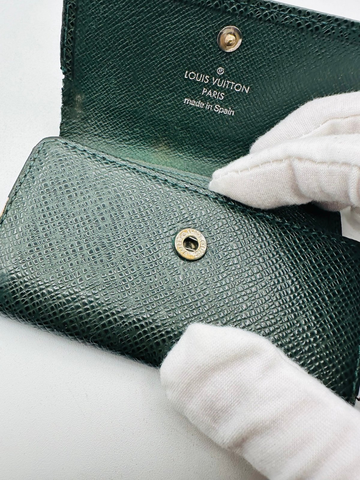 Pre-Owned Louis Vuitton Compact Taiga Wallet