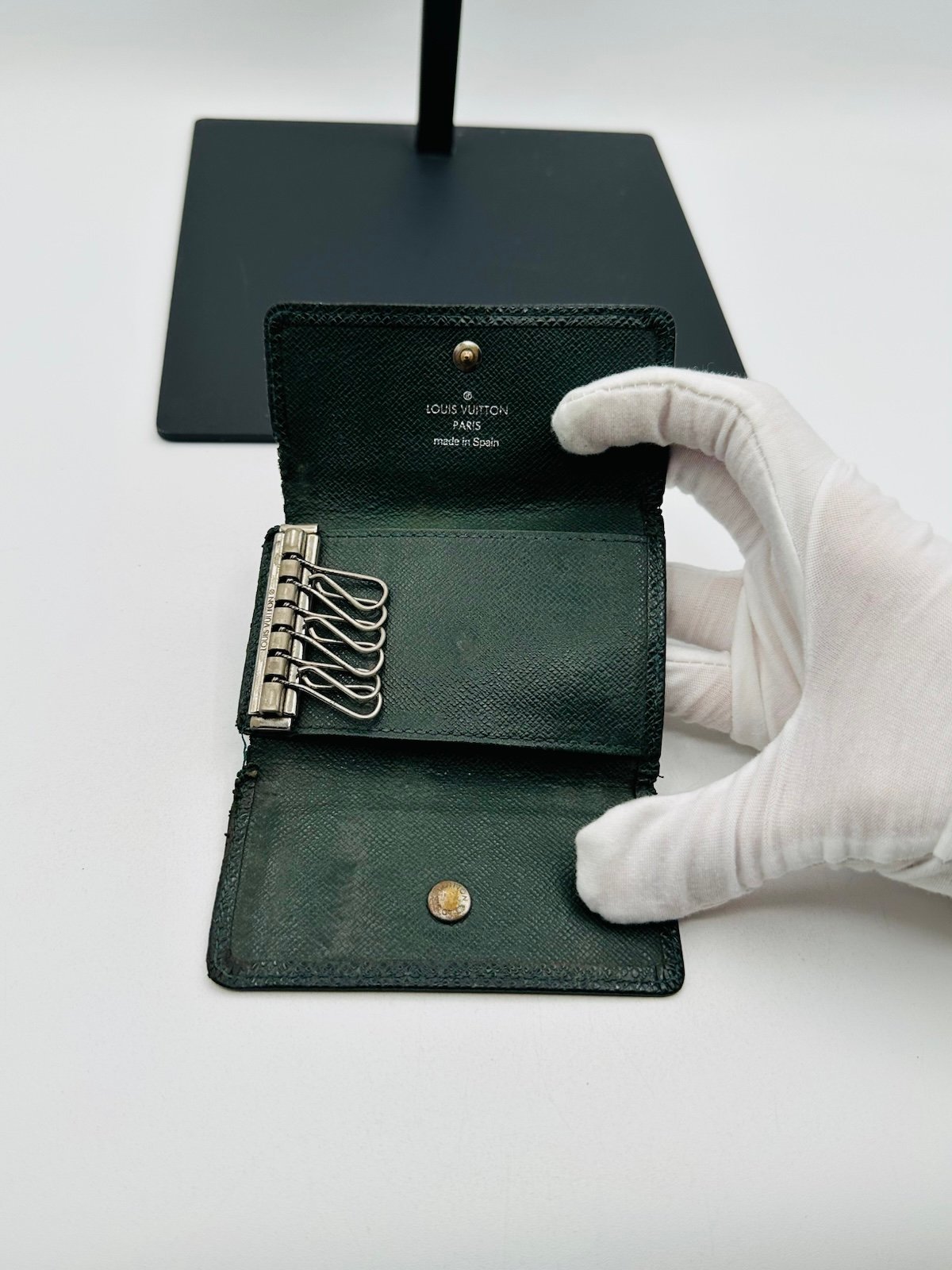 Pre-Owned Louis Vuitton Compact Taiga Wallet