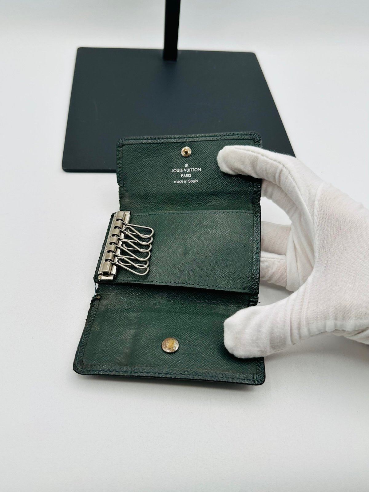 Pre-Owned Louis Vuitton Compact Taiga Wallet