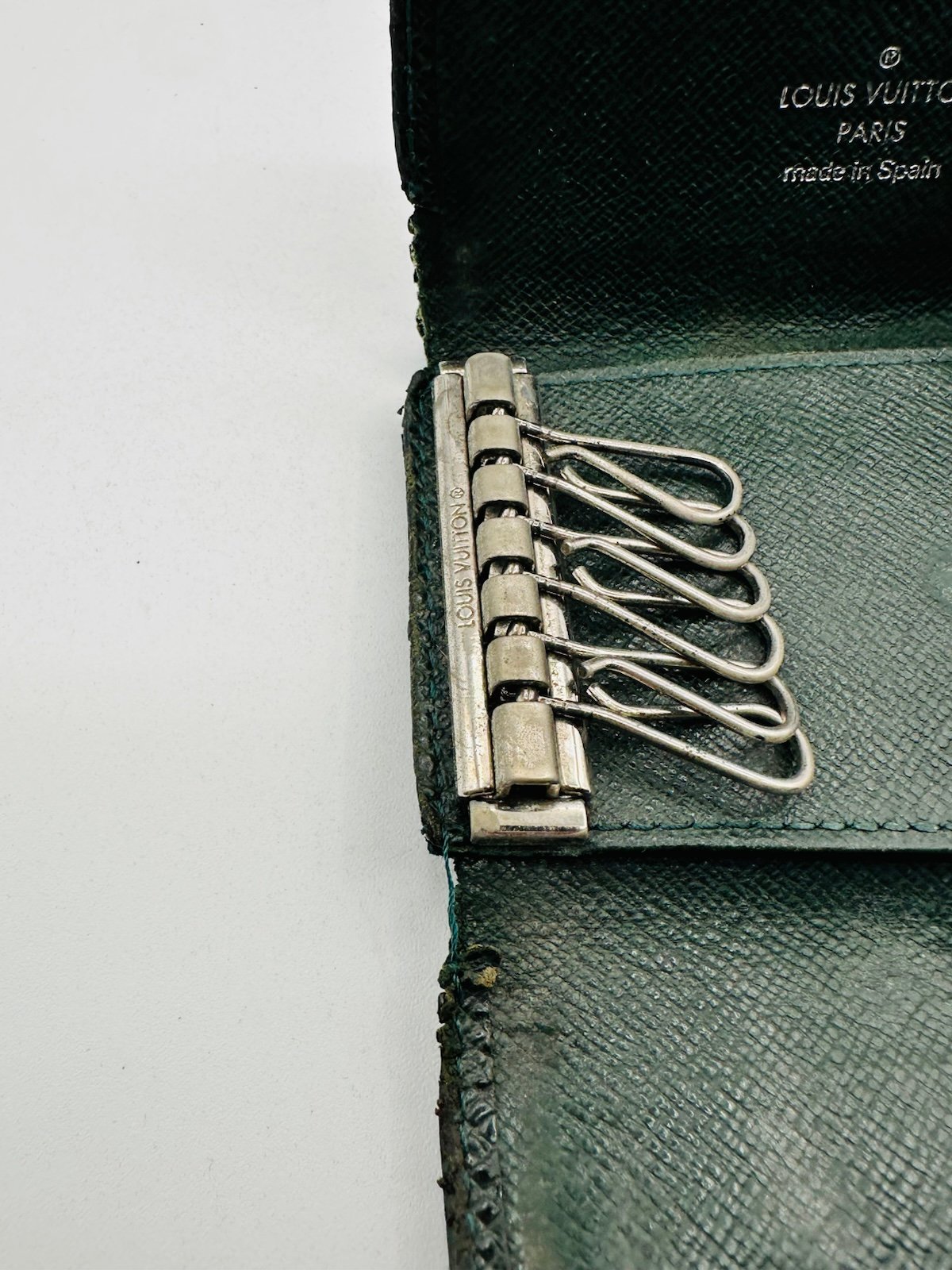 Pre-Owned Louis Vuitton Compact Taiga Wallet