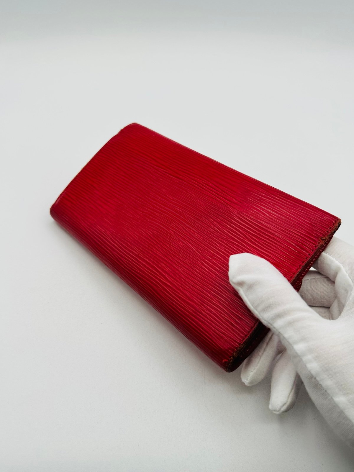 Pre-Owned Louis Vuitton Long Epi Red Wallet