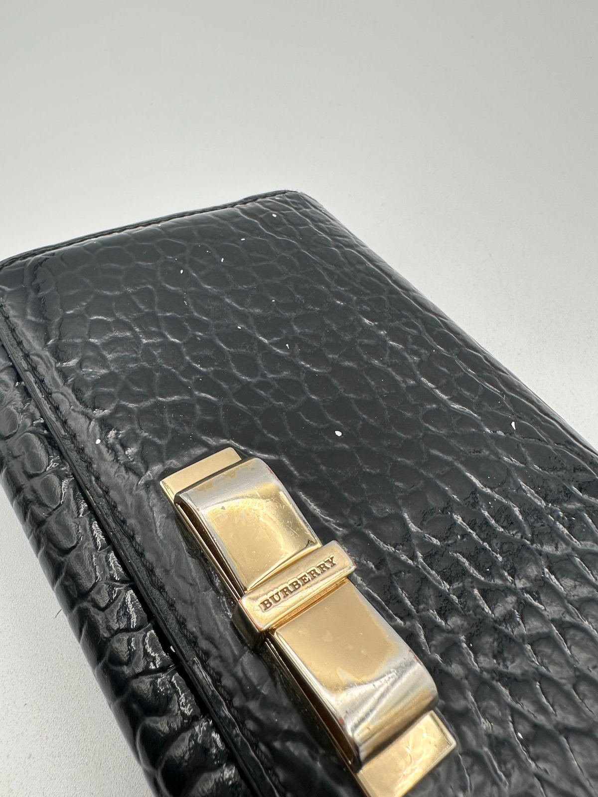 Pre-Owned Burberry Embossed Leather Wallet