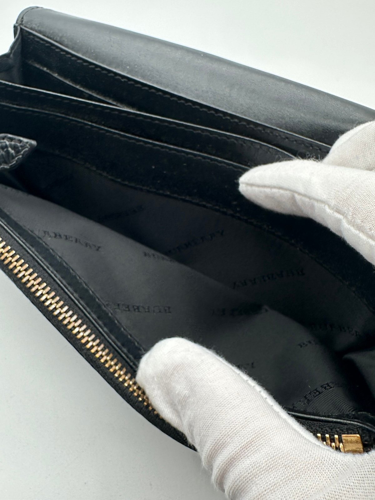 Pre-Owned Burberry Embossed Leather Wallet